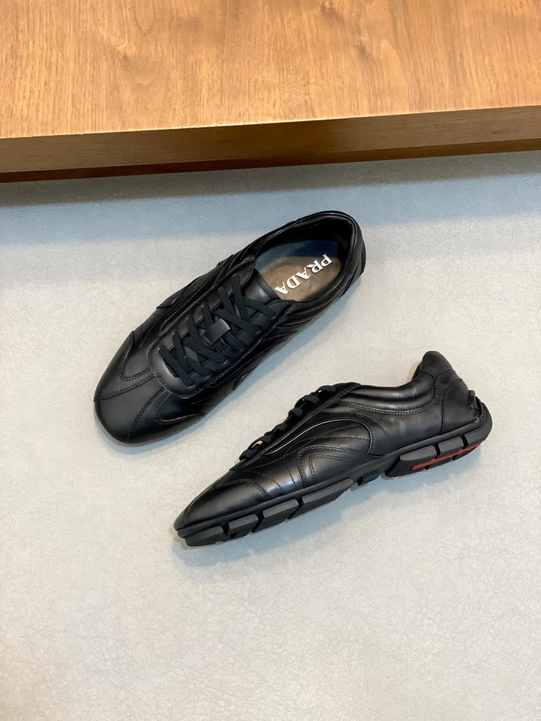 Men's Men's Shoes 💰800 Prada/Prada Men's Leather Casual Sports Shoes, a hot product made in Guangzhou! Made of imported calfskin splicing upper, three-dimensional geometric segmentation, precision manufacturing, uniform stitching, leather texture at a glance, multi-color splicing, fashionable and generous, soft, comfortable and breathable, decorated with PRADA letter logo on the outside, classic letter logo on the tongue, fabric strap on the heel, P family's classic sports shoe type, with fabric lining, silver logo cowhide foot pads, and P family's exclusive rubber outsole. The details are carefully crafted, making it a versatile item for travel! Comes with original box and dust bag! Multiple colors available! Size: 39-40-41-42-43-44 standard leather shoe size (38, 45 customized ¥)